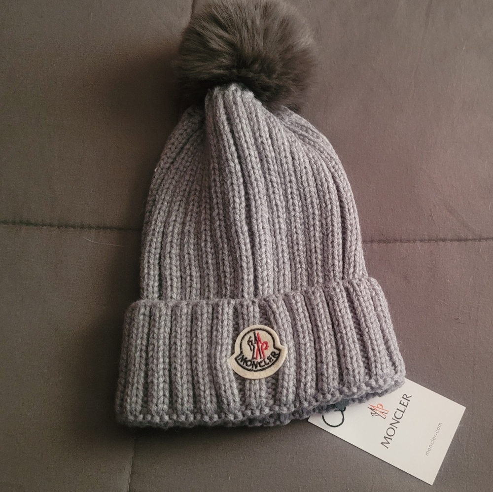 Beautiful beanie. Nwt. Unisex. Gray.
